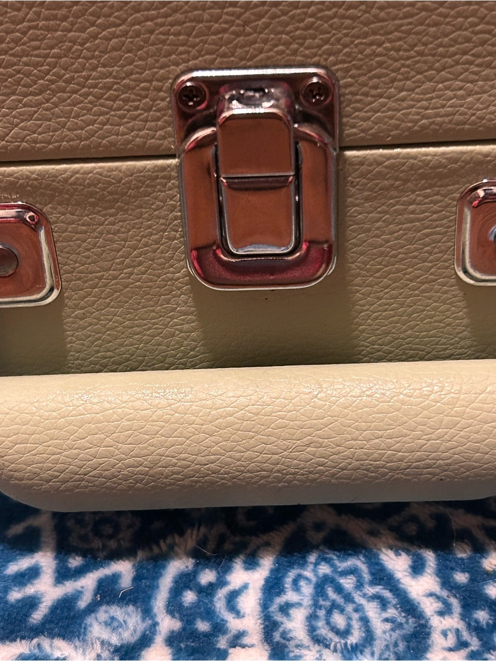 Crosley Cream Portable Record Player Case with Top Handle - Picture 12 of 12